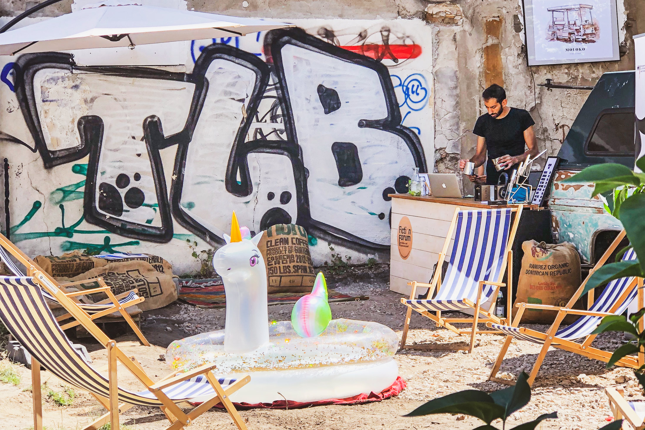 Mobile Kaffeebar in der Baulücke des Fiction Forum der Kultur- und Kreativwirtschaft