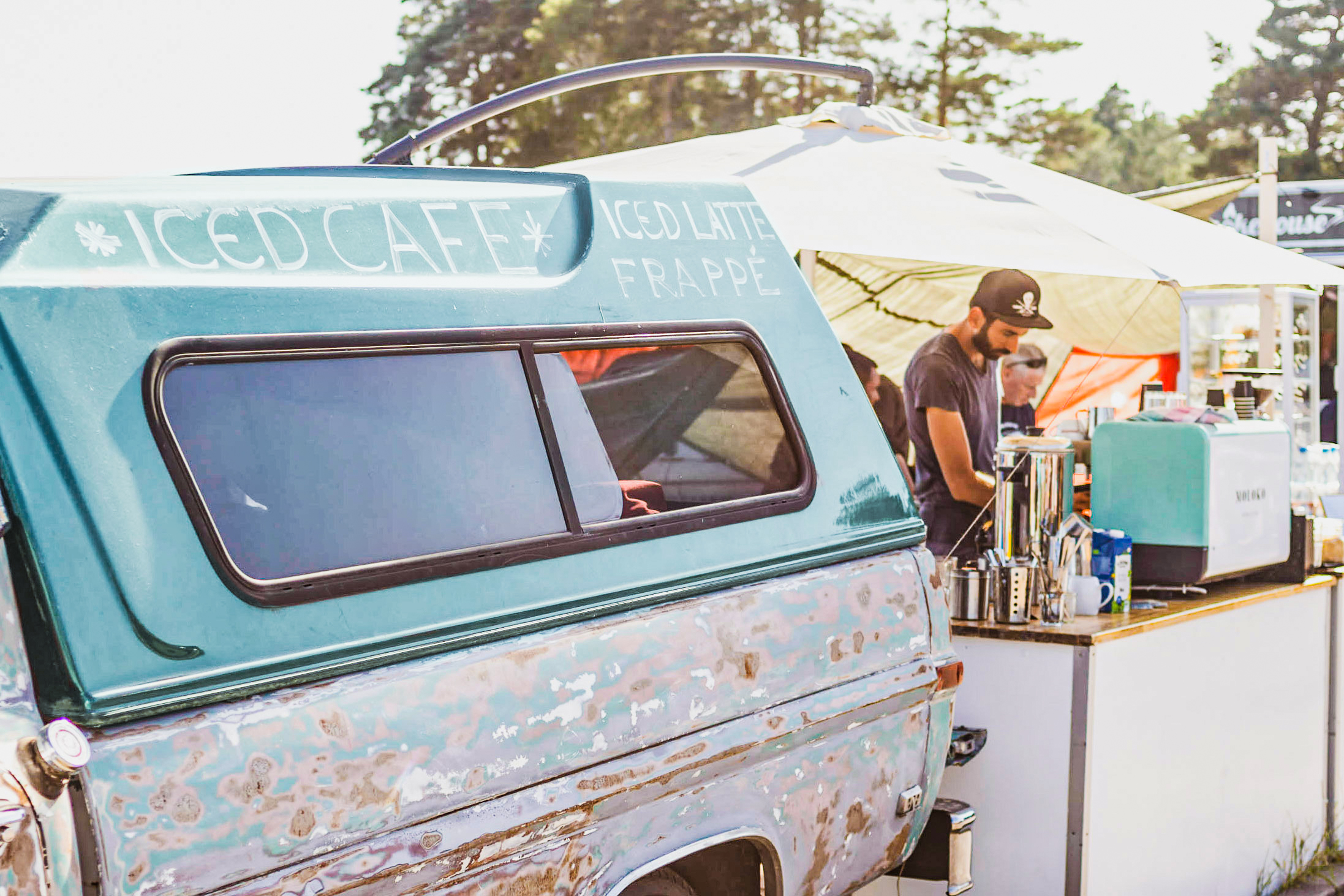 Mit Eiskaffee, Iced Latte und Kaffee Frappé gegen die 35 Grad auf dem Festival RACE61